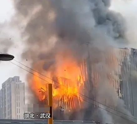 武汉一民房失火，浓烟滚滚！2人遇难