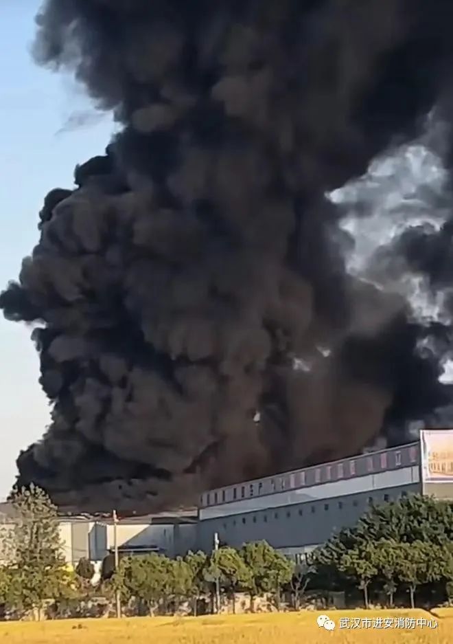 南京一公司起火，致3人受伤
