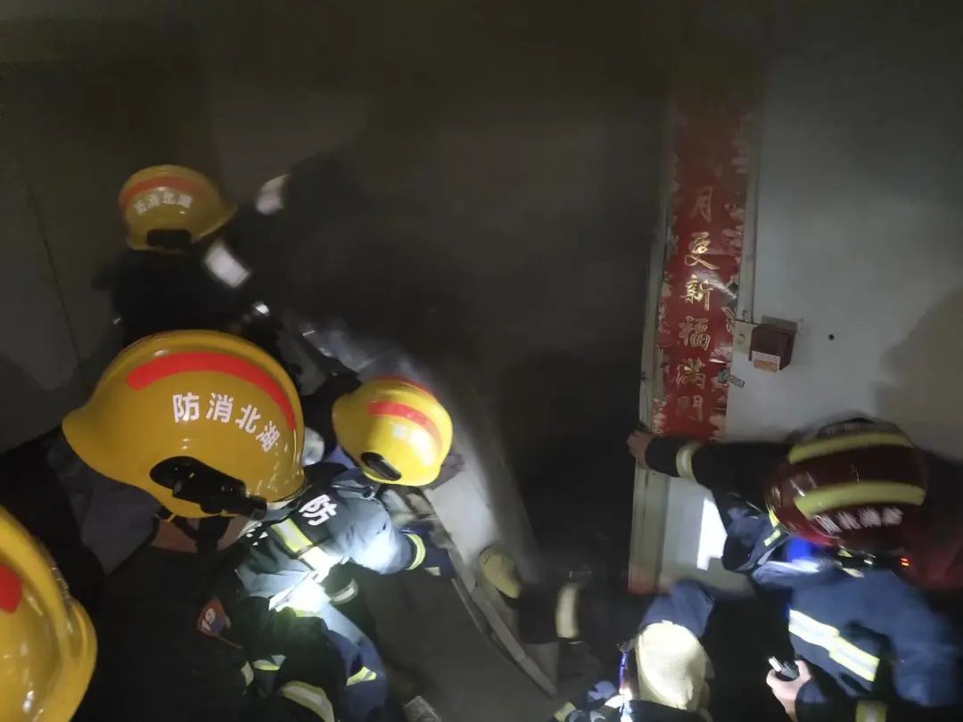 武汉市江岸区建设大道 一居民楼突发火灾
